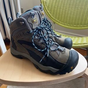 Like new Keen waterproof + insulated hiking boots size 8.5